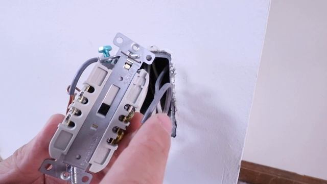 How To Replace An Outlet or Install Tamper Resistant Outlets смотреть онлайн