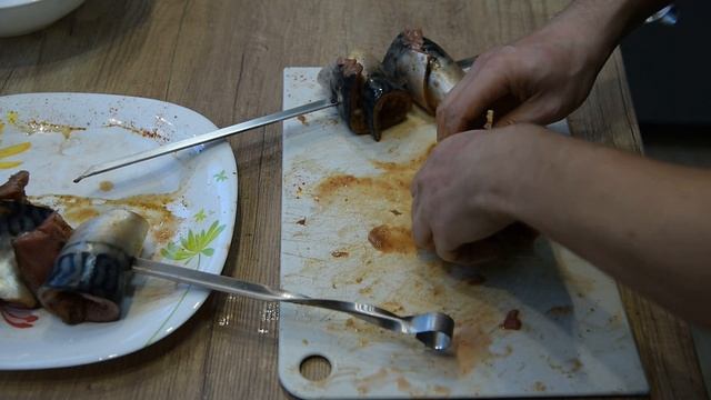 Шашлик зі скумбрії та кабачками гриль. Шашлык из скумбрии и кабачками гриль. смотреть онлайн