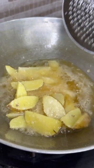 Honey Chilli Potato at home #shorts #chillipotato #honeychilli #chefravi #potatorecipe #potato смотреть онлайн