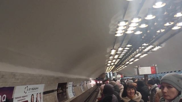 номерной прибывает на заельцовскую. состав 8817-8818.