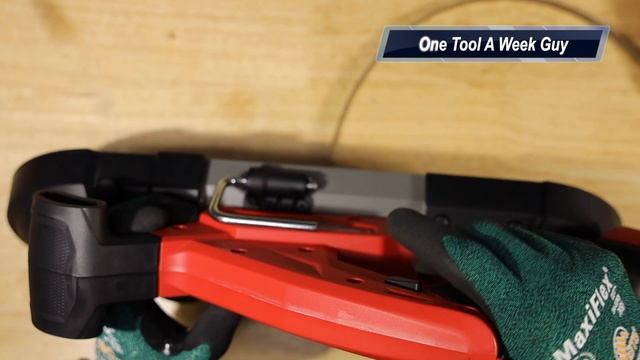 Milwaukee Compact Band Saw 2829-22 смотреть онлайн