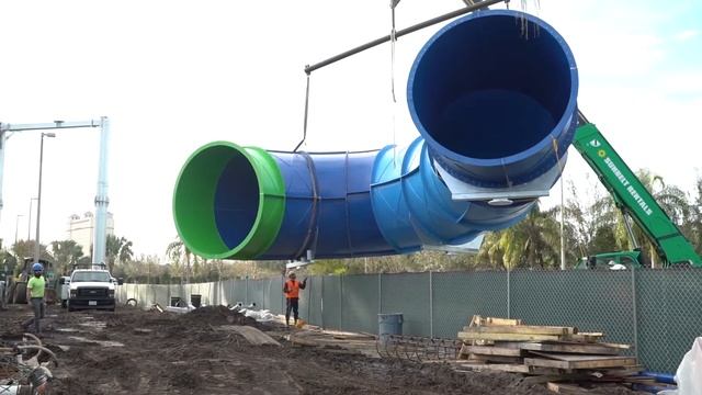 Ray Rush Construction at Aquatica Orlando - Installation of the 12,000-pound fiberglass sphere смотреть онлайн