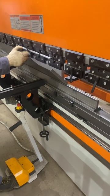 Процесс гибки металла (лифтовые порталы обрамления) #ЧПУ press brake bending machine смотреть онлайн