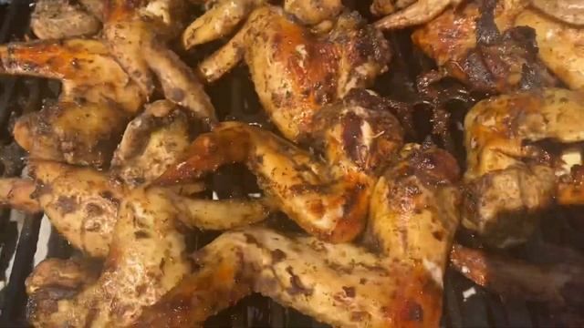 THE BEST MARINATED WINGS IN AUTHENTIC JERK FLAVOR @ GULLYS GRILL MEMPHIS ,TENNESSEE смотреть онлайн