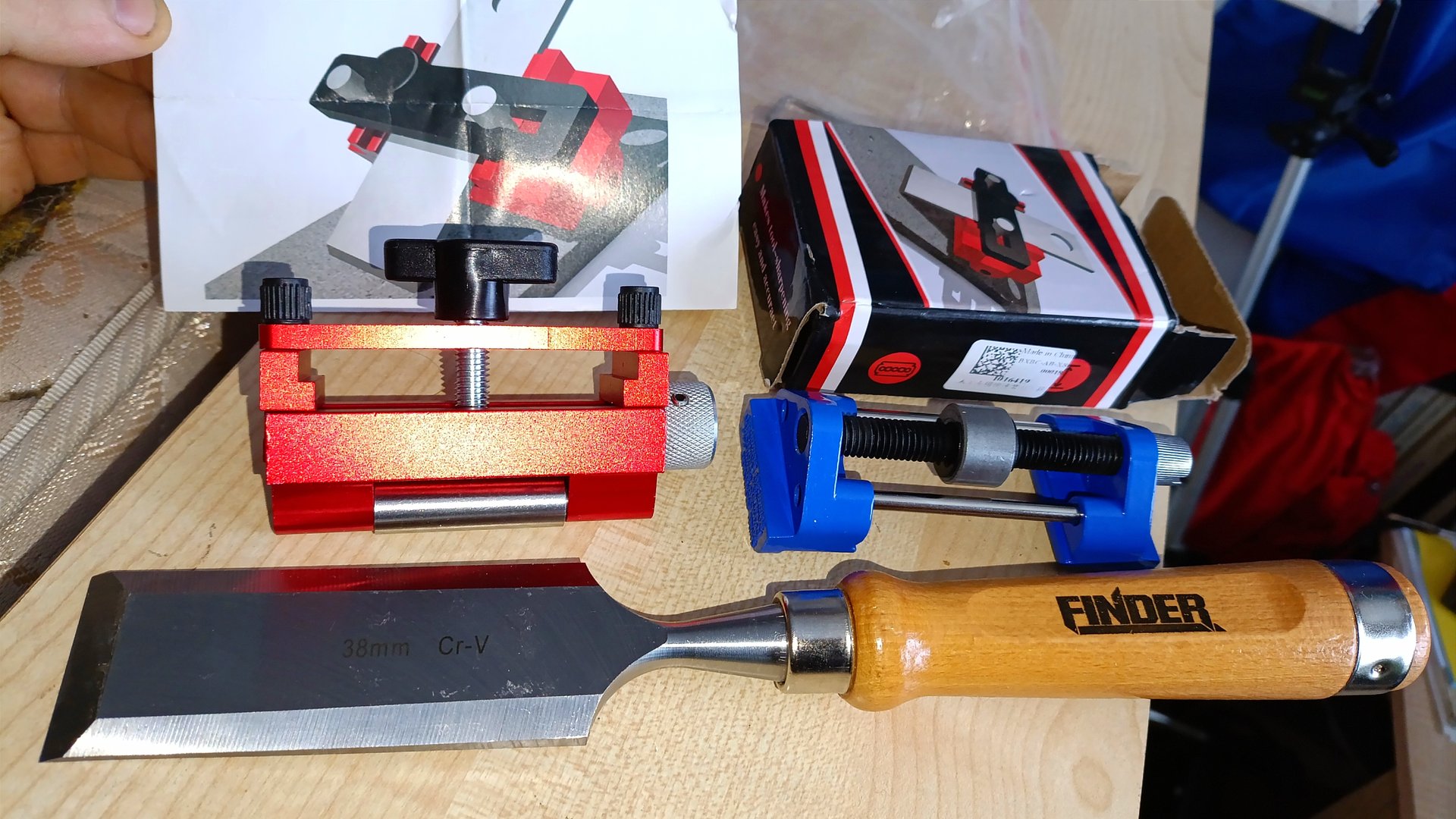 заточил широкую стамеску на абразивных камнях в новом кондукторе с выставленным фиксированным углом смотреть онлайн