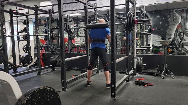 Week 9, last set of 10 kabuki transformer bar squats on goblet setting with 230. смотреть онлайн