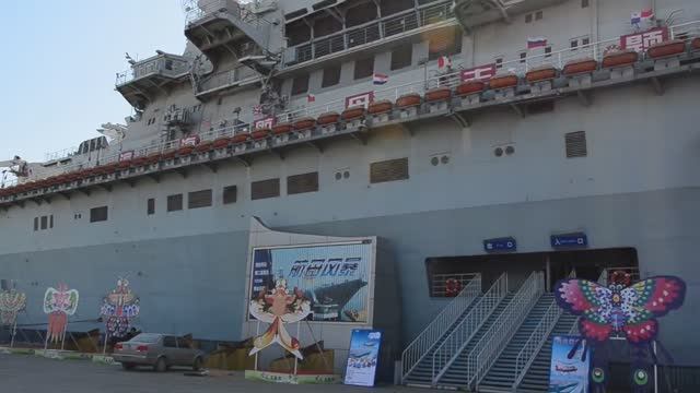 Советский авианесущий крейсер "Киев" в Тяньцзине. Ч.1 - общий вид смотреть онлайн