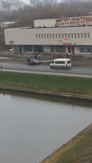 На Пионерстроя BMW сломал столб. смотреть онлайн