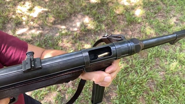 Shooting the MP40 SMG смотреть онлайн
