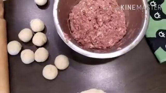 Расскатываем тесто на чебуреки смотреть онлайн