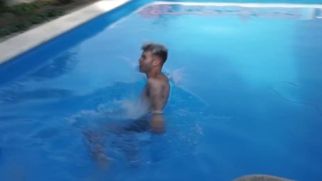 MI HUSKY CRUZA LA PISCINA *CARRERAS de PERROS en la PISCINA con MI NOVIA* [Salva] смотреть онлайн