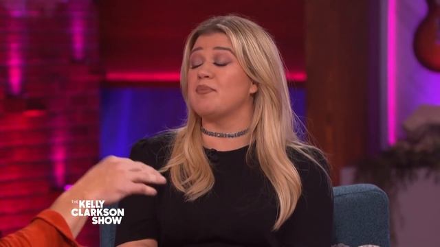 Justin Hartley Saved Kelly From A Wardrobe Malfunction At The Billboard Music Awards смотреть онлайн