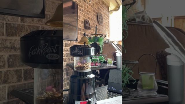 First Coffee Roasting with the FreshRoast SR540 смотреть онлайн