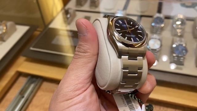The New Rolex Oyster Perpetual 34mm Oystersteel with a Bright Blue Dial Reference 124200 смотреть онлайн