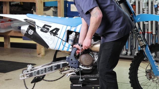 Rear Shock Removal - KTM, Husqvarna, GasGas dirt bikes with linkage rear shocks смотреть онлайн