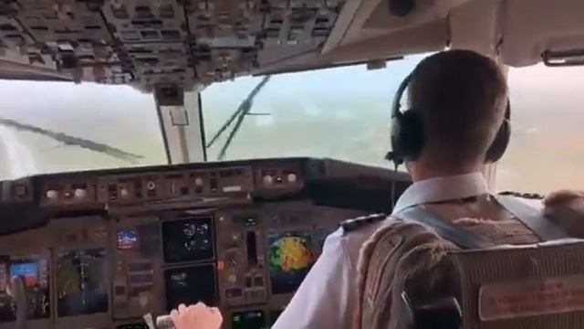ATERRADOR aterrizaje de un ✈767✈ con TURBULENCIAS😱🛬 смотреть онлайн