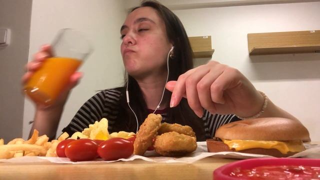 Mukbang | Mac, хрустяшки... не ASMR| немного диалога смотреть онлайн