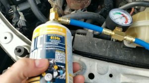 Заправка авто кондицыонера самостоятельно . Car air conditioner refill toyota auensis