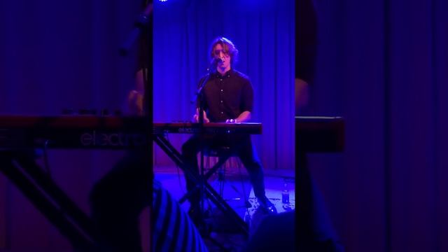 Dean Lewis- Waves (Live, Stockholm) смотреть онлайн