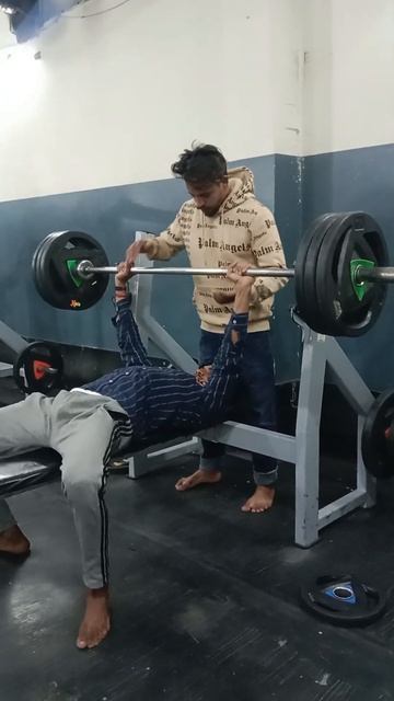 80kg bench press 💯💯 #shorts #short #weightlifting смотреть онлайн