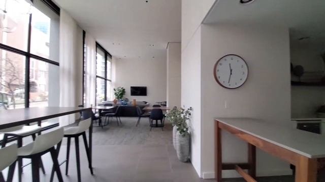 The business center, library and party room at North Harbor Tower смотреть онлайн