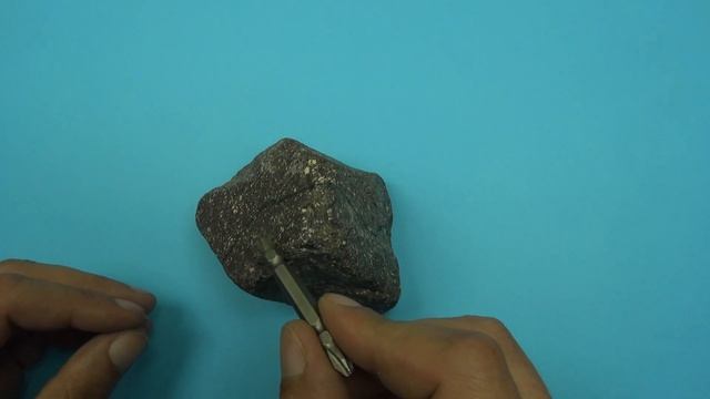 Много разных цветов на черном камне смотреть онлайн