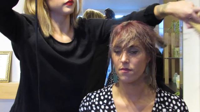 BLOW DRYING YOUR FRINGE смотреть онлайн