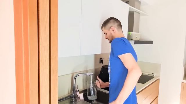 EL PAYASO SE CONVIERTE EN NUESTRA NIÑERA смотреть онлайн