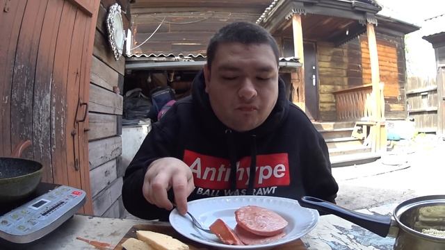 Обед в ограде колбаса лапша и сыр в 1120 утра