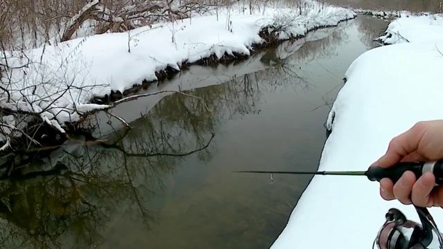 Голавль в глухозимье. Воблер на микроречке смотреть онлайн