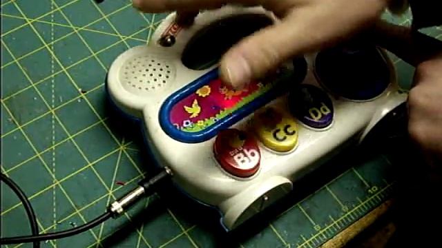 Circuit Bent Vtech Little Smart Talk 'N Lights by Statikstramentz смотреть онлайн