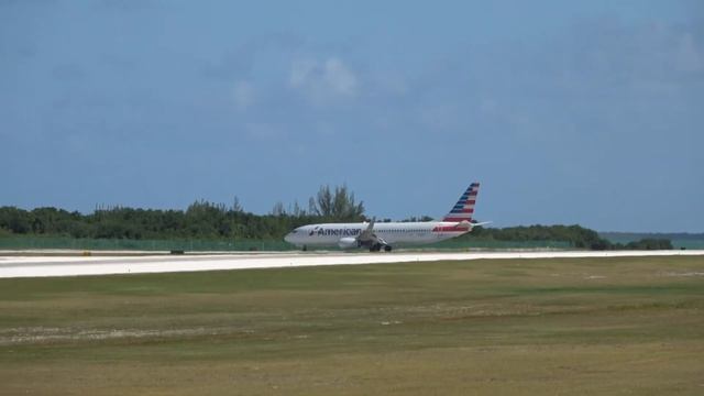 American Airlines Boeing 737-800 Landing & Departing from MWCR | Grand Cayman смотреть онлайн
