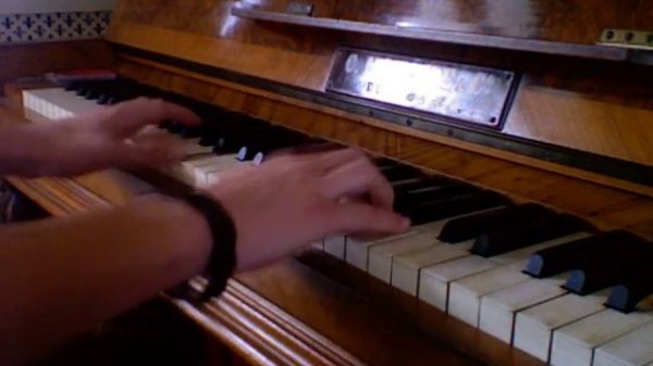 Playing Kylie - Akcent on the piano