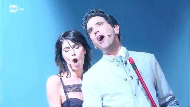 Giorgia con Mika cantano 'I want to break free' dei Queen - Stasera CasaMika 14/11/2017 смотреть онлайн