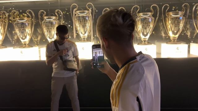 RIVALDIOS Y JAVETAS VISITAN EL SANTIAGO BERNABÉU *REAL MADRID* смотреть онлайн