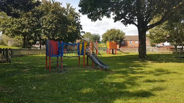 Гуляю с внучкой.Детская площадка в Англии. смотреть онлайн