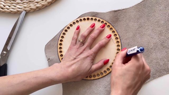 ☝️Делаем КОЖАНОЕ ДОНЫШКО для вязанной сумки своими руками!🤩#сумкакрючком  #crochettutorial