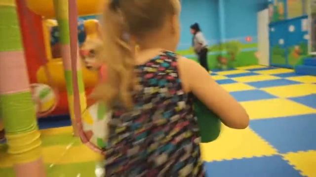 Алиса играет в Муравейнике на канале vivi Lissa смотреть онлайн