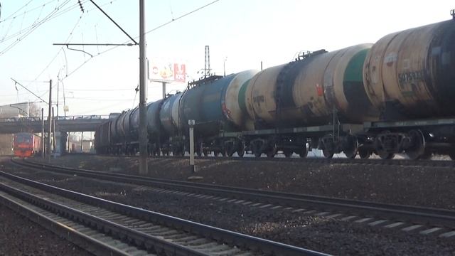 Тепловоз 2М62У-0340 с грузовым составом и электропоезд ЭД4МК-0022. смотреть онлайн