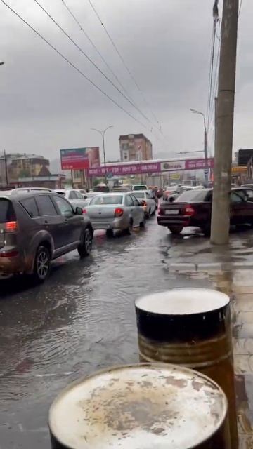 Проливной дождь в Махачкале смывает весь мусор! смотреть онлайн