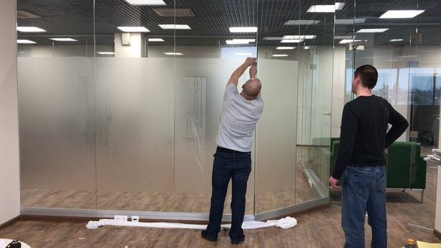 Матовая пленка. Оклейка стекол в офисе смотреть онлайн