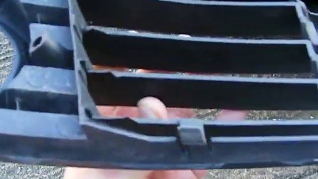 Getting the tow cover off the front VW Passat смотреть онлайн