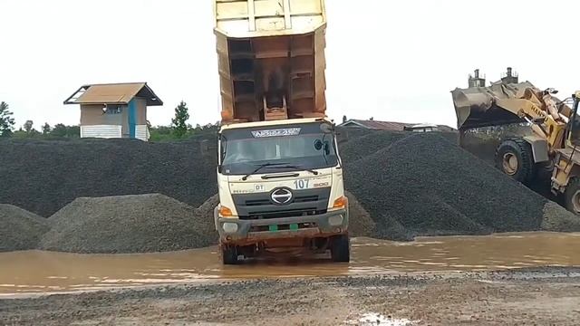 DUMP TRUCK HINO 500 BONGKAR BATU SPLITE смотреть онлайн
