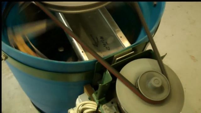 DIY honey EXTRACTOR in action. Homemade electric four frame spinner beekeeping 101 смотреть онлайн