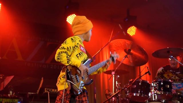 (8yrs) AronTheBassist and the PocketCrew - Kuru/Speak like a child (live) смотреть онлайн