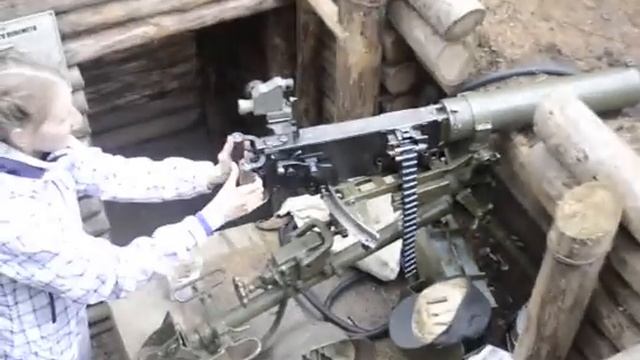 девушка стреляет из пулемёта 
