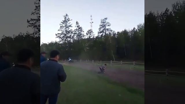 Зеваку чуть не растоптали насмерть лошади смотреть онлайн