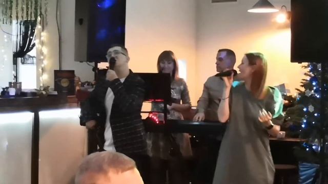 Парень с ДЦП сделал сюрприз родителям у себя на юбилее | Песня для родителей смотреть онлайн