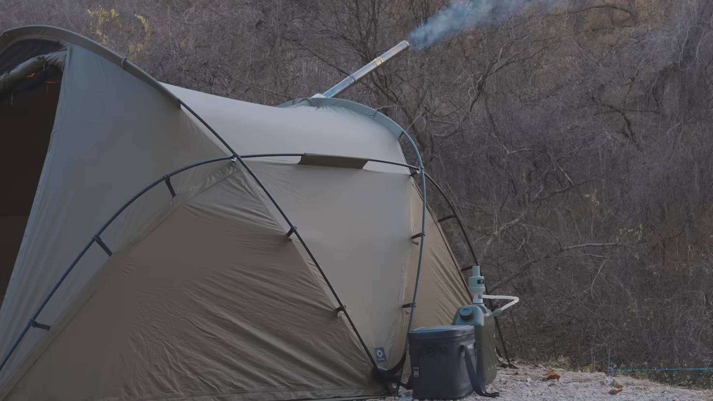 Кемпинг в теплой палатке, тепло и уютно