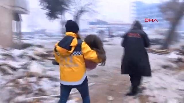 Yıkılan Binanın Enkazından Bir Kız Çocuğu Böyle Kurtarıldı смотреть онлайн